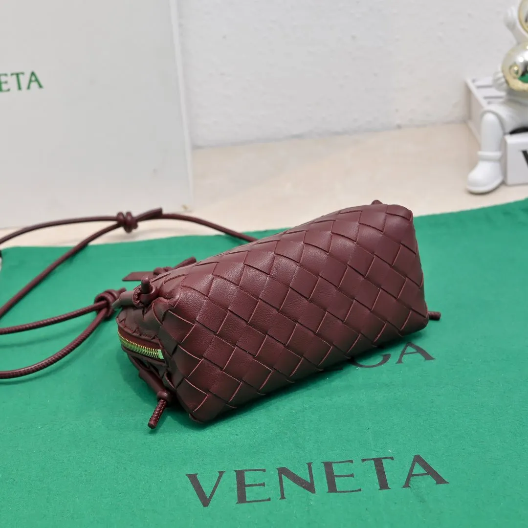 Batch 1260 #Bv The new Concert pouch is the most beautiful and practical mini bag I have ever seen 🎈 The bag body adopts the classic lntrecciato weaving process✅ It is equipped with a leather double-headed zipper, the opening is wide, easy to take and put, the shoulder strap knot can be slid to adjust the length freely, that is, 🉑️crossbody/underarm, and can be used as a clutch bag. Small body, large capacity, so practical! The key is that it is extremely versatile! Come and buy this small, exquisite, beautiful and versatile bag 👍 Model: 4258 Size: 18.5*11.5*8.5